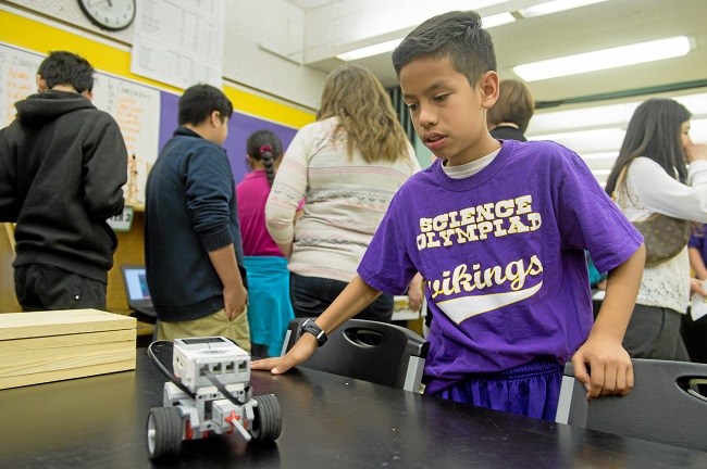  Luis Ruiz, 17, demonstrates robotic car at Sierra Vista Middle School in La Puente 