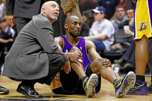 Longtime trainer Gary Vitti, seen treating an injured Kobe Bryant in 2009 at the Izod Center in East Rutherford, New Jersey, said the Lakers superstar “is doing well and has had no setbacks” while recovering from his torn left Achilles tendon. Photo by Chris McGrath/Getty Images 