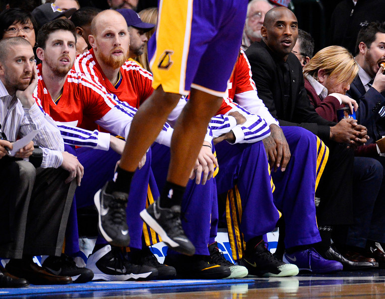 Los Angeles Lakers player Kobe Bryant (R) sits on the bench against the Dallas Mavericks in the first half of their NBA basketball game at the American Airlines Center in Dallas, Texas, on Jan. 7, 2014. EPA/LARRY W. SMITH
