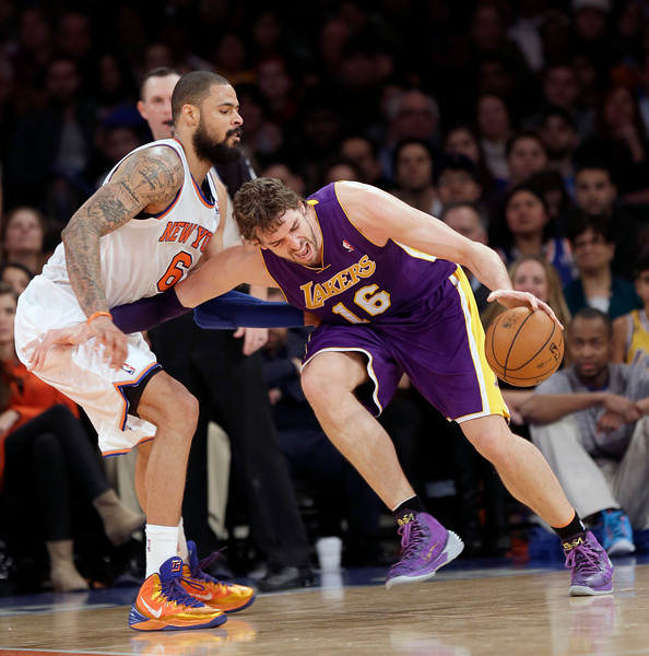 Los Angeles Lakers' Pau Gasol, right, tries to push past New York Knicks' Tyson Chandler during the second half of an NBA basketball game at Madison Square Garden, Sunday, Jan. 26, 2014, in New York. The Knicks defeated the Lakers 110-103. (AP Photo/Seth Wenig)