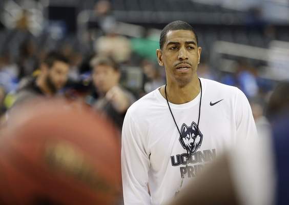 Connecticut head coach Kevin Ollie runs practice for the team's NCAA Final Four tournament college basketball semifinal game Friday, April 4, 2014, in Dallas. Connecticut plays Florida on Saturday, April 5, 2014. (AP Photo/Tony Gutierrez) 