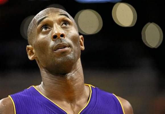 Los Angeles Lakers guard Kobe Bryant (24) looks at the scoreboard during the second half of an NBA basketball game against the Phoenix Suns, Wednesday, Oct. 29, 2014, in Phoenix. The Suns won 119-99. (AP Photo/Matt York) 