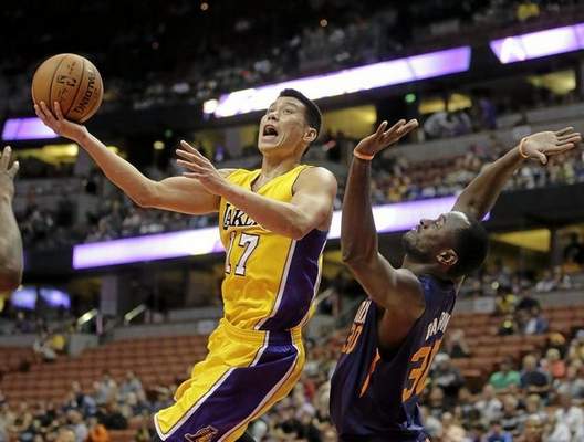 Los Angeles Lakers' Jeremy Lin, left, puts up a shot against Phoenix Suns' Earl Barron during the first half of a preseason NBA basketball game on Tuesday, Oct. 21, 2014, in Anaheim, Calif. (File photo/AP Photo) 