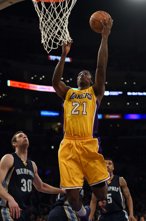 "The Lakers’ Ed Davis #21 lays the ball up as the Grizzlies’  Jon Leuer #30 looks on during their NBA game at the Staples Center Friday, January 2, 2015.  The Grizzlies beat the Lakers 109-106. (Photo by Hans Gutknecht/Los Angeles Daily News)"