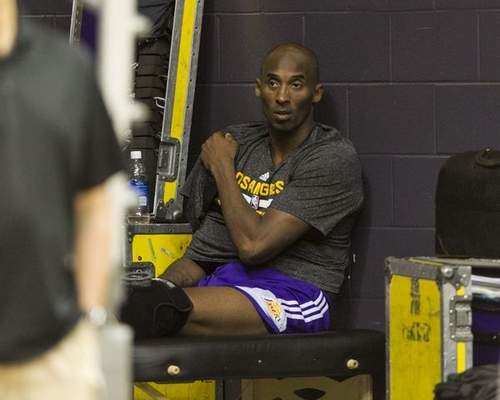 Los Angeles Lakers guard Kobe Bryant wears an ice pack on his shoulder during team practice at the Stan Sheriff Center, Tuesday, Sept. 29, 2015, in Honolulu. THE ASSOCIATED PRESS