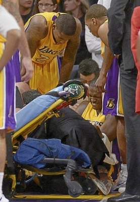 Lakers gather around Julius Randle after he broke his leg on Oct. 28, 2014. (Photo by John McCoy/LA Daily News) 