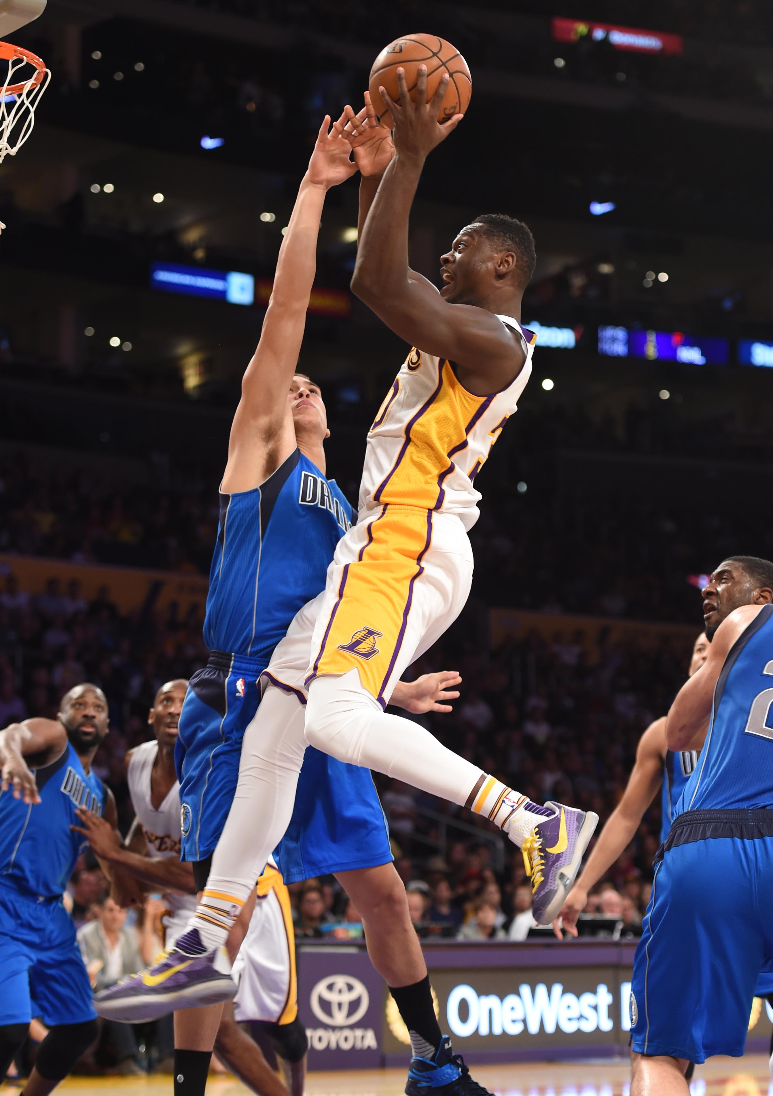 Los Angeles Laker Julius Randle,30, drives to the basket against Dallas Mavericks, during the  2nd quarter at the Staples Center. Dallas won 103-93.   Los Angeles  Sunday,  November,01, 2015.         (Photo by Stephen Carr / Daily Breeze)