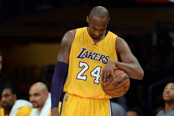 Lakers’ Kobe Bryant holds the ball during Friday's 117-113 loss to Thunder. (Photo by Hans Gutknecht/LA Daily News) 