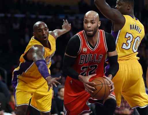 The Bulls’ Taj Gibson drives to the hoop between the Lakers’ Kobe Bryan, left, and Julius Randle on Thursday night. (Photo by Hans Gutknecht/Staff Photographer) 