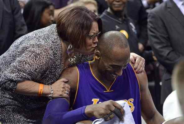 Charla Lofton leaves her seat to kiss the Lakers' Kobe Bryant during the final seconds of Wednesday's game in Memphis. (AP Photo/Brandon Dill) 