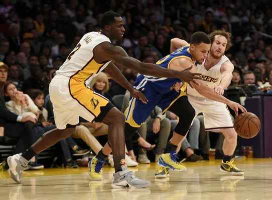 Golden State Warriors guard Stephen Curry, center, moves the ball while Los Angeles Lakers forward Brandon Bass, left, and guard Marcelo Huertas, right, defend during the second half of an NBA basketball game in Los Angeles, Sunday, March 6, 2016. The Los Angeles Lakers won 112-95. (AP Photo/Kelvin Kuo) 