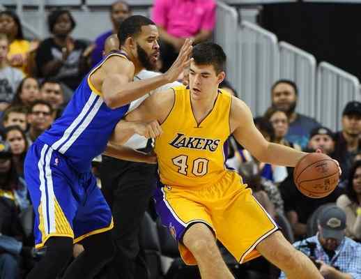 vica Zubac of the Lakers, right, is guarded by JaVale McGee of the Golden State Warriors during their preseason game at T-Mobile Arena on Oct. 15, 2016. (Photo by Ethan Miller/Getty Images) 