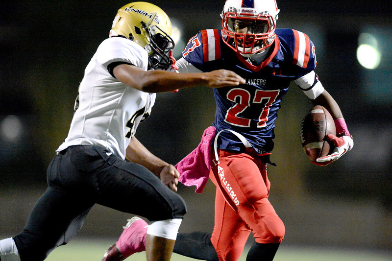 La Salle's Milan Acquaah rushed for some of his 99 yards during the Lancers' 31-28 win over Bishop Montgomery (Photo by Sarah Reingewirtz/Pasadena Star-News)