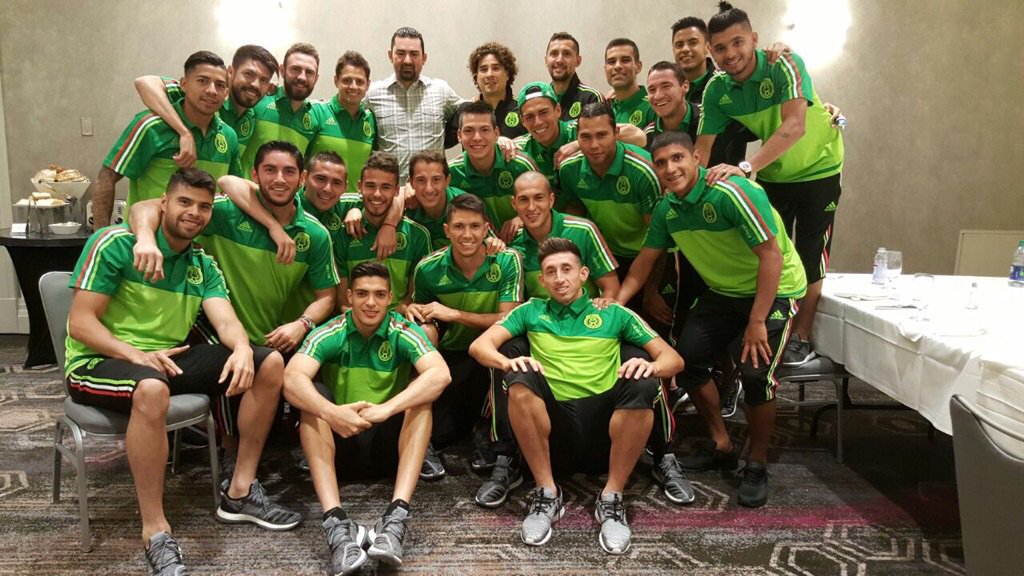 Dodgers first baseman Adrian Gonzalez met with the Mexican national soccer team before the team's Copa America Centenario game against Jamaica on Thursday. (Photo courtesy @miseleccionmx/Twitter)
