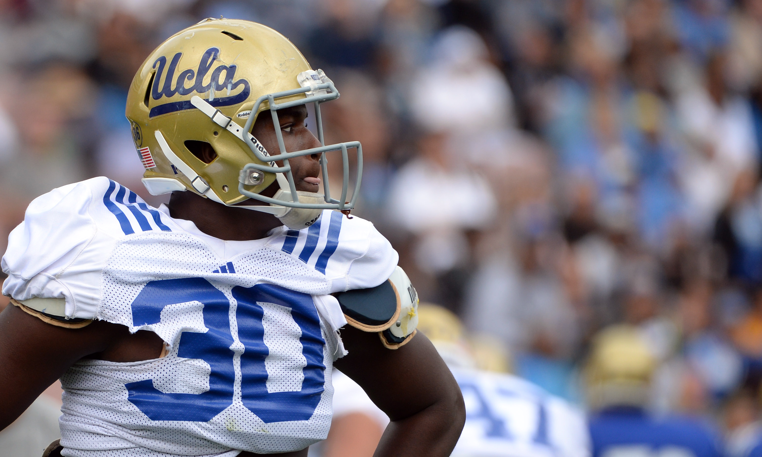 UCLA linebacker Myles Jack is out four to six months after undergoing surgery to repair an anterior meniscus tear. (Keith Birmingham/Staff)