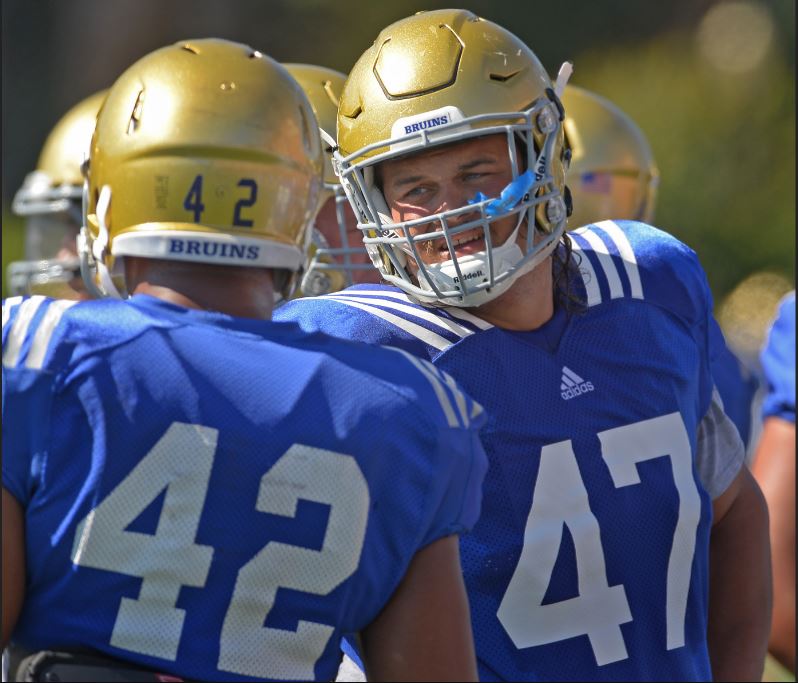 Eddie Vanderdoes (47) talks with Kenny Young (42) at practice. Photo by Steve McCrank/Daily Breeze